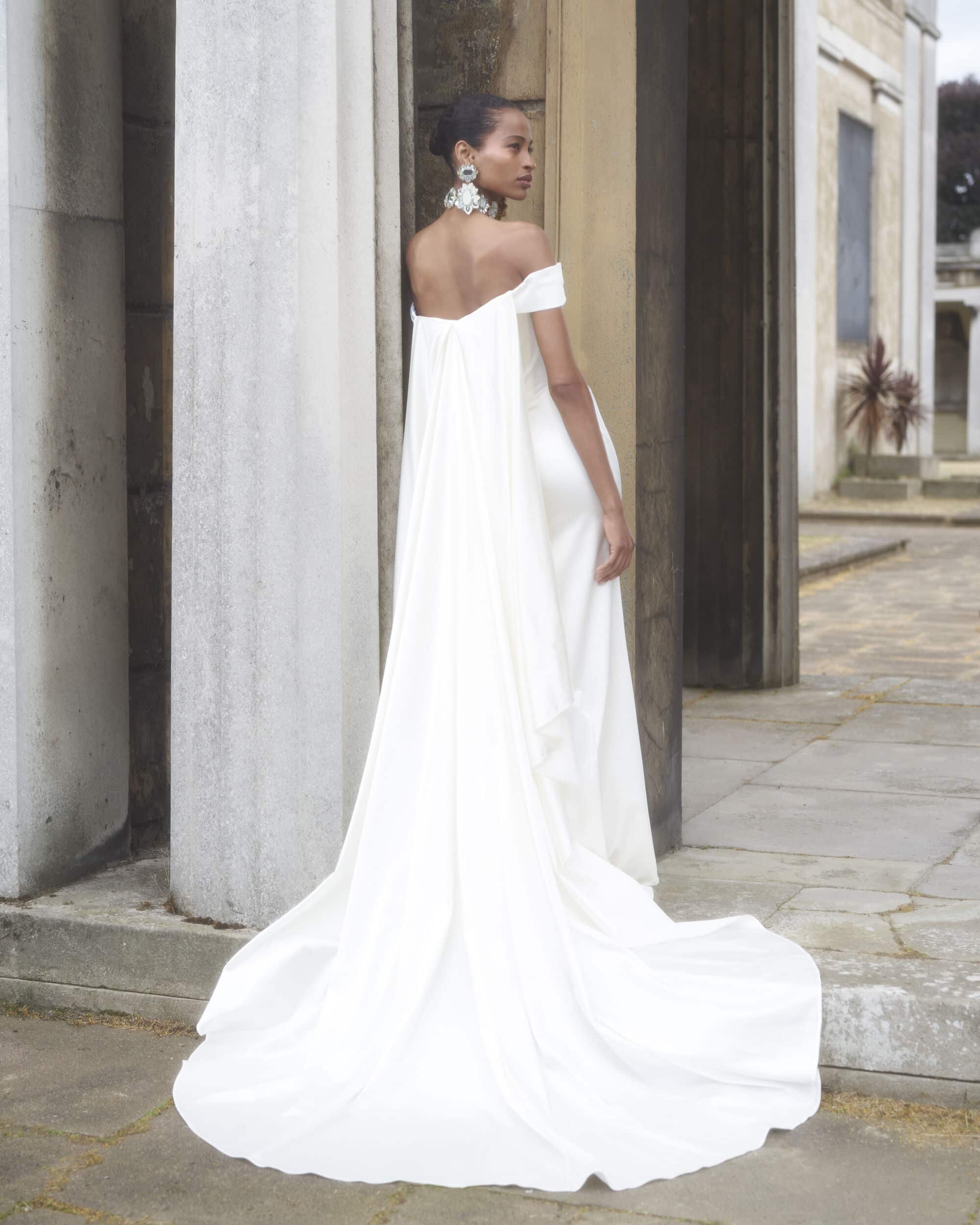 Nova Cora Galatea Watteau Train